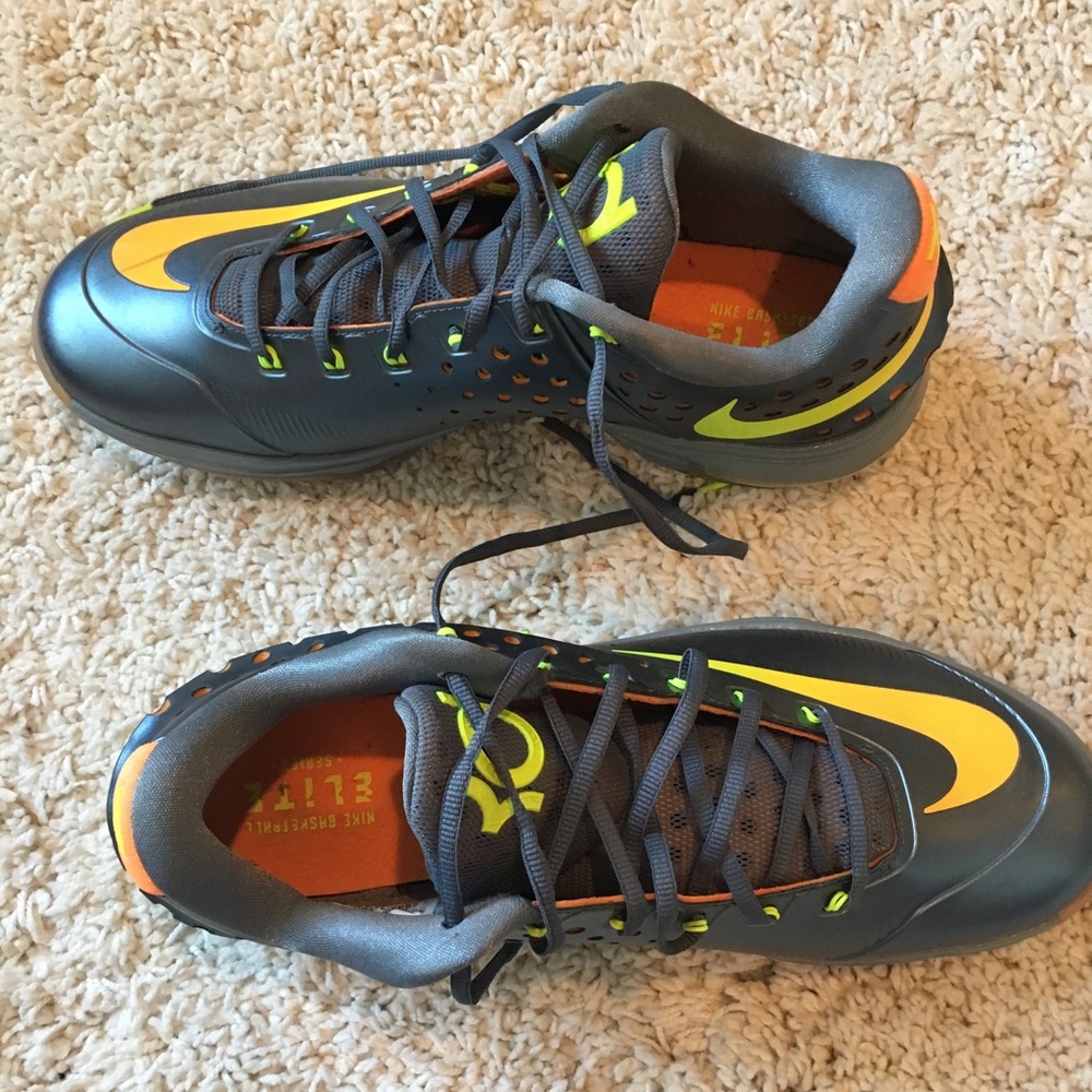 Men’s Nike Zoom Basketball Sneaker - Picture 2 of 5